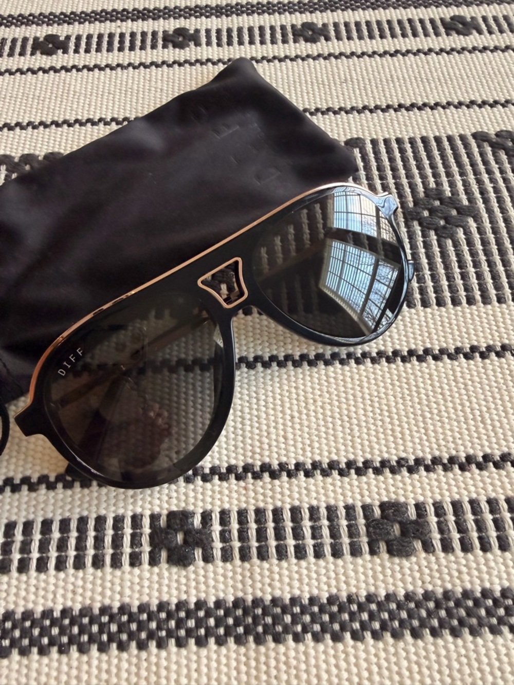 Diff Tosca III
Eyewear Black Sunglasses with Gold Trim